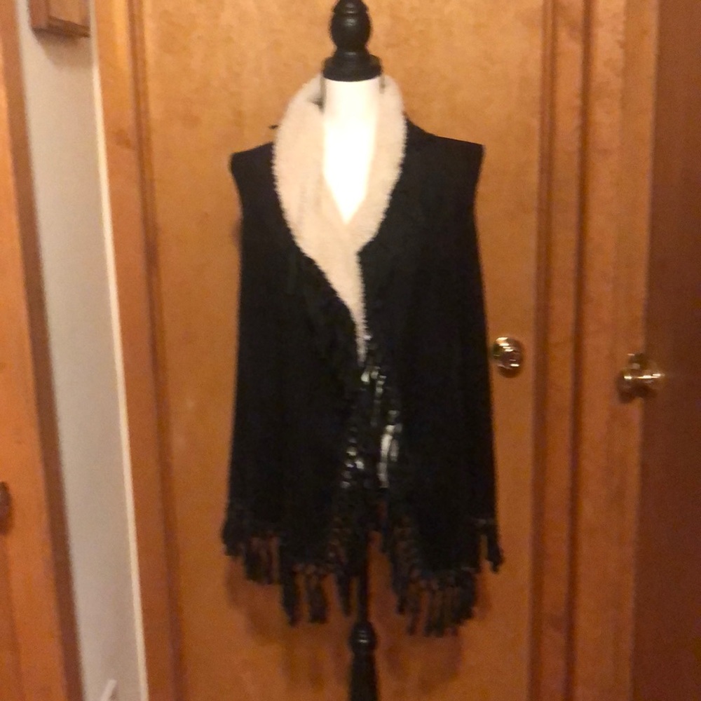 Black sleeveless fringe jacket